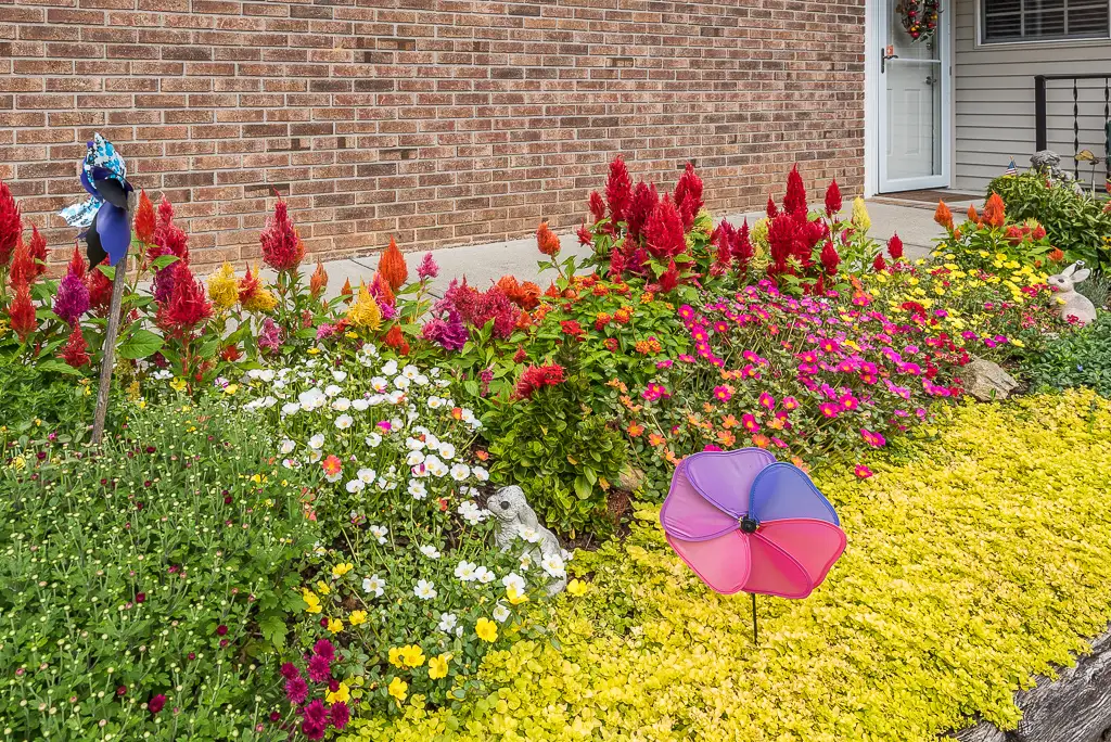 Residence Garden with Lawn Ornaments Residence Garden with Lawn Ornaments