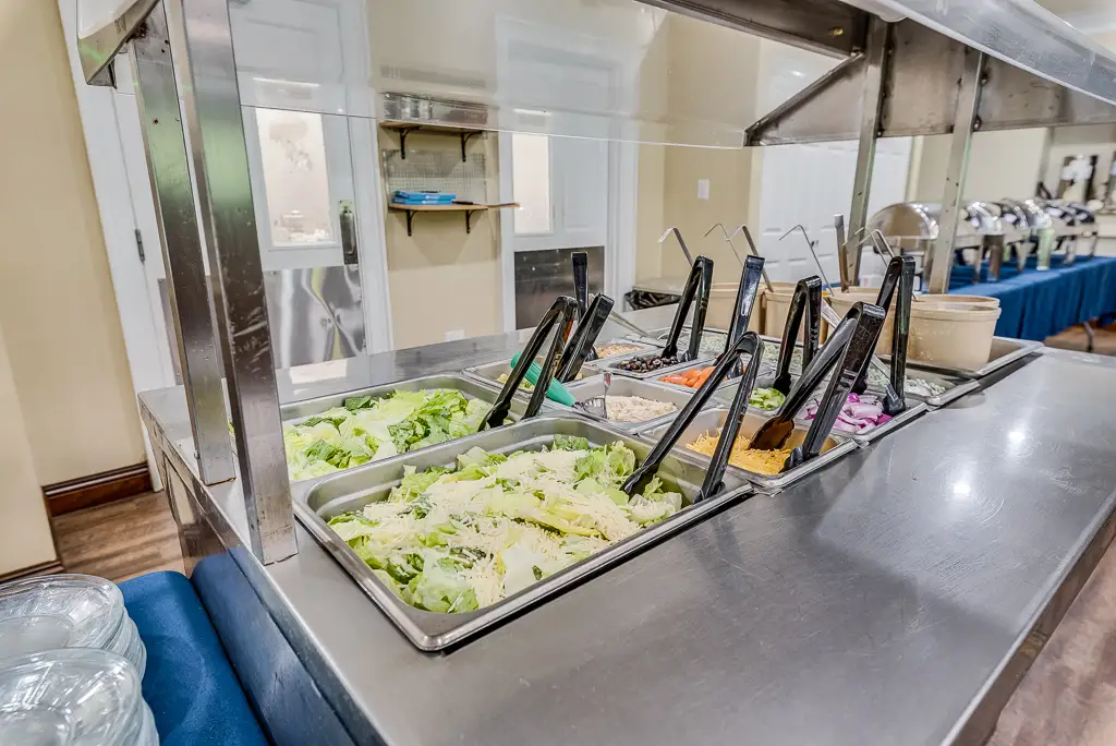 PSLHeritageHills-SERVICES-Exceptional-Services Chef putting the finishing touches on a delicious-looking plate of food